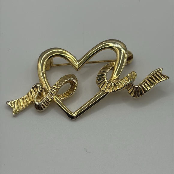 Vintage 70’a Gold Ribbon Heart Brooch Pin Lapel Jewelry - Picture 2 of 4